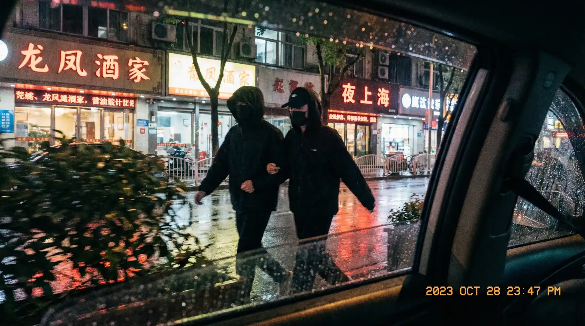 换妻-换妻视频最新原创与精选|换妻 - 顶流明星深夜密会现场抓拍照片